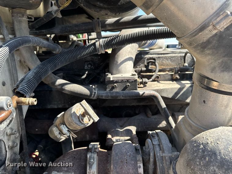 image for item EM3748 2002 Freightliner FLD112SD semi truck