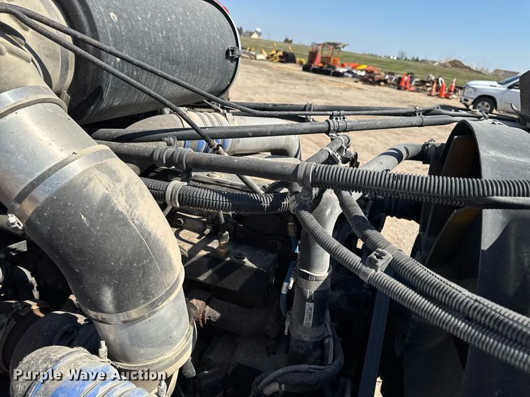 image for item EM3748 2002 Freightliner FLD112SD semi truck