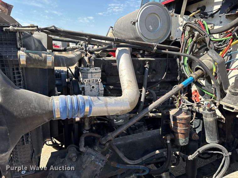 image for item EM3748 2002 Freightliner FLD112SD semi truck