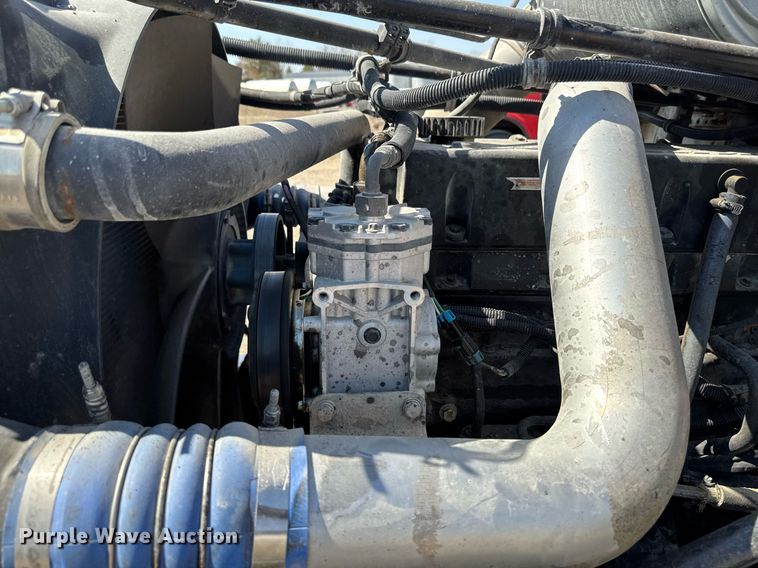 image for item EM3748 2002 Freightliner FLD112SD semi truck