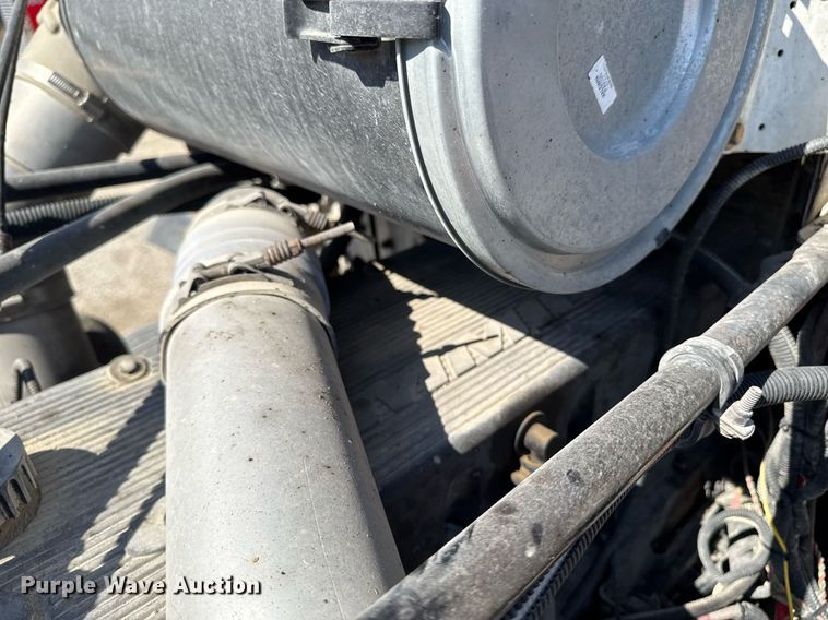 image for item EM3748 2002 Freightliner FLD112SD semi truck