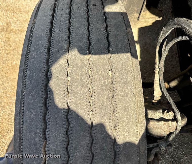 image for item EM3748 2002 Freightliner FLD112SD semi truck