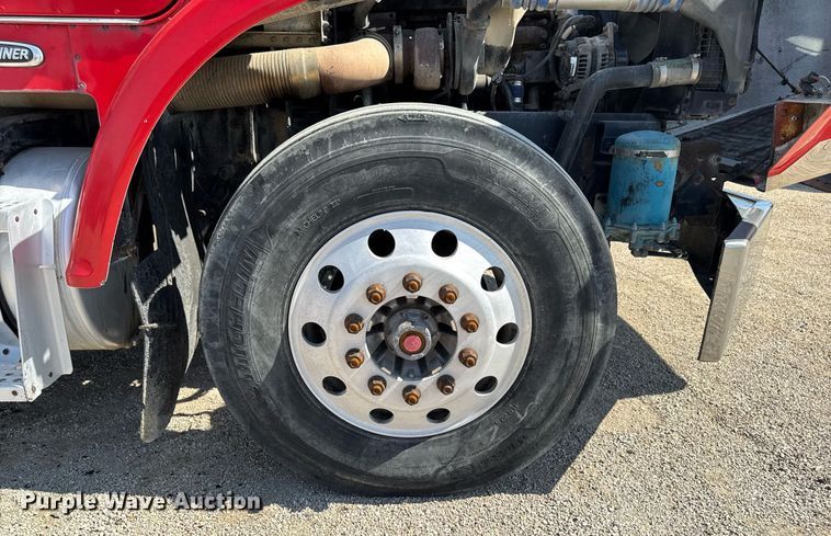 image for item EM3748 2002 Freightliner FLD112SD semi truck