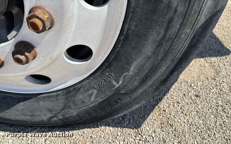 image for item EM3748 2002 Freightliner FLD112SD semi truck