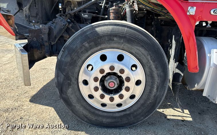 image for item EM3748 2002 Freightliner FLD112SD semi truck