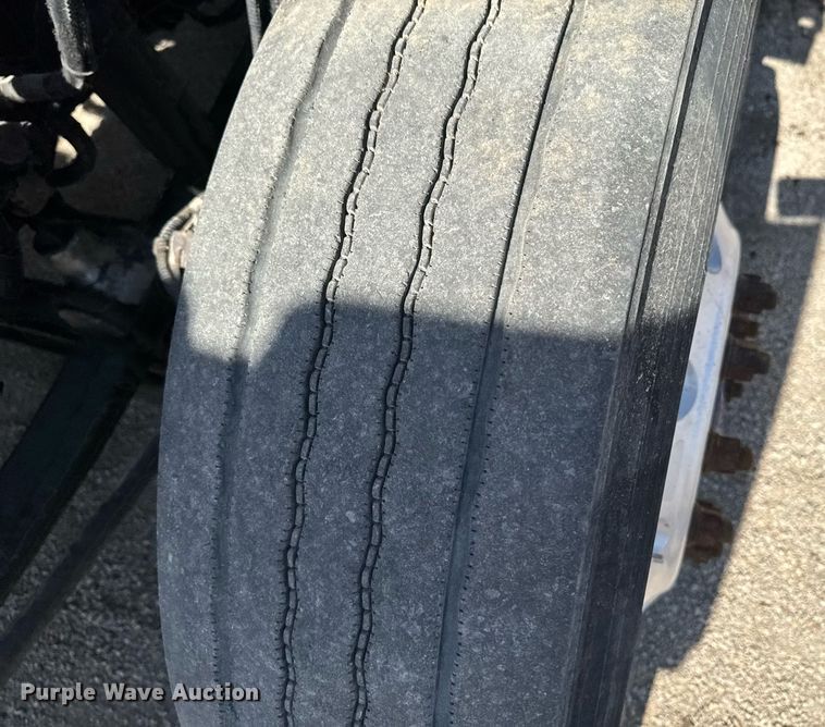 image for item EM3748 2002 Freightliner FLD112SD semi truck