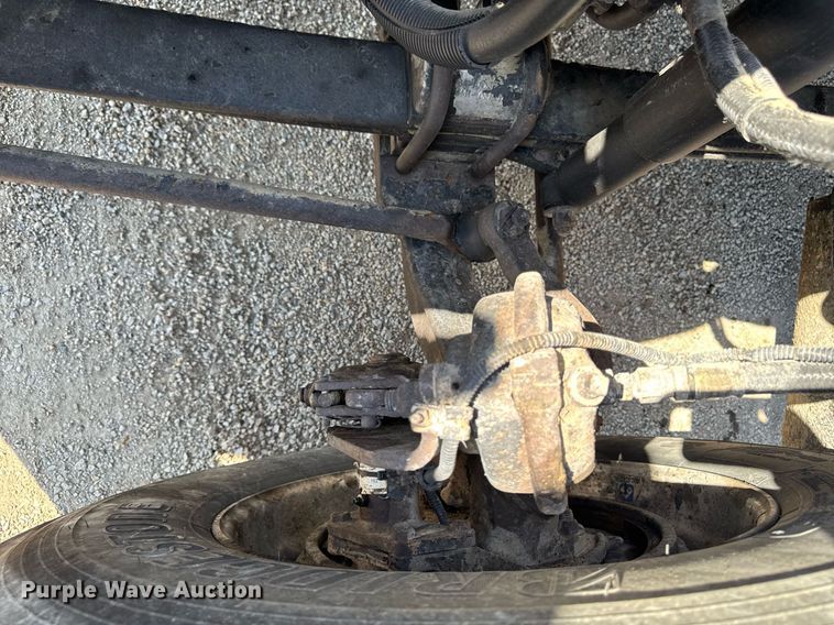 image for item EM3748 2002 Freightliner FLD112SD semi truck