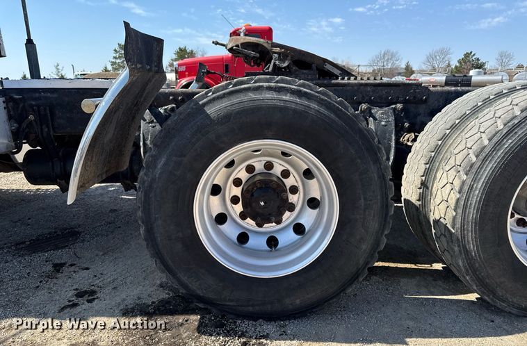 image for item EM3748 2002 Freightliner FLD112SD semi truck