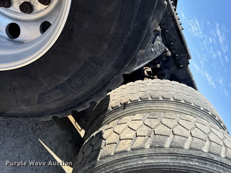 image for item EM3748 2002 Freightliner FLD112SD semi truck