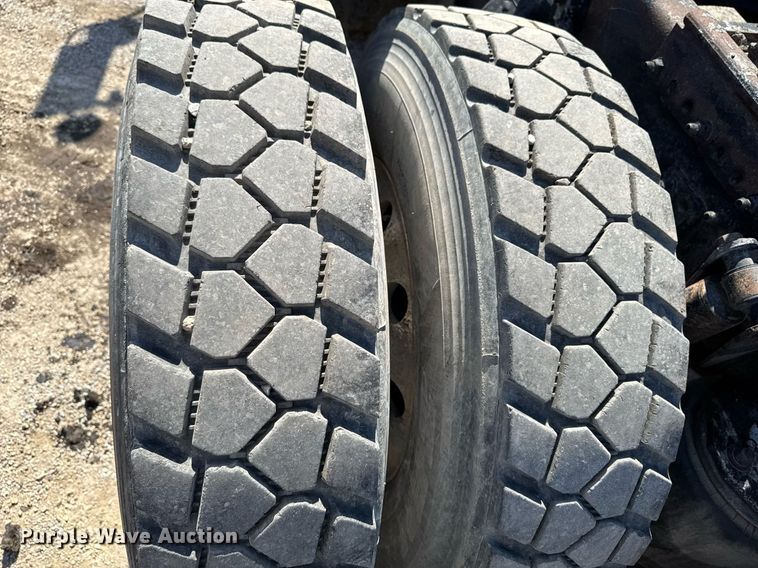 image for item EM3748 2002 Freightliner FLD112SD semi truck