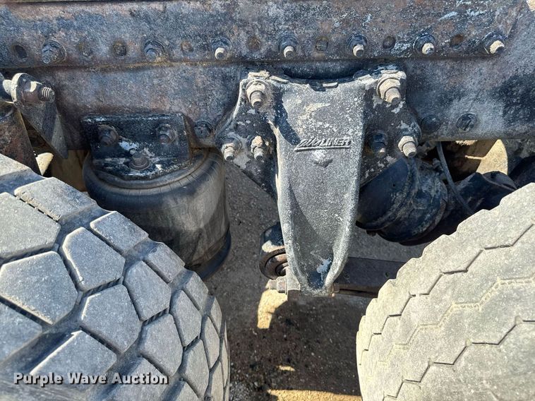 image for item EM3748 2002 Freightliner FLD112SD semi truck