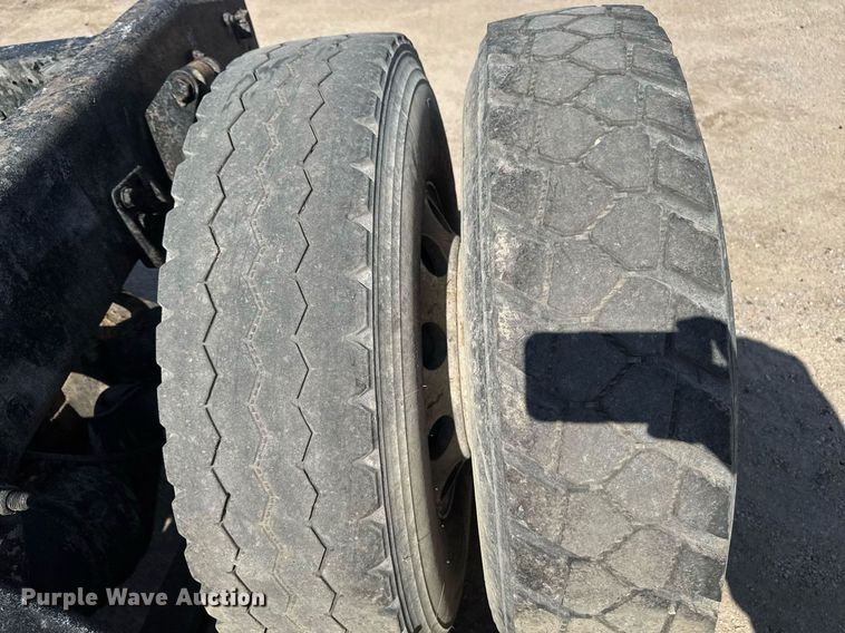 image for item EM3748 2002 Freightliner FLD112SD semi truck