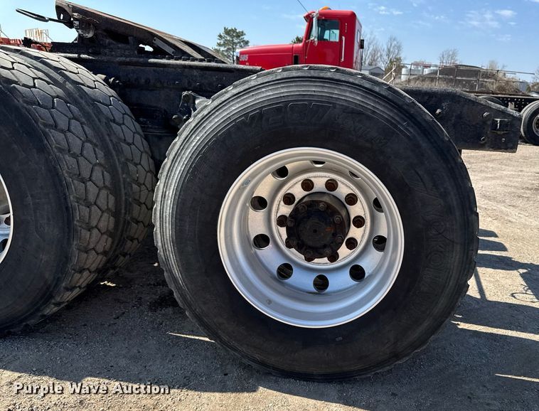 image for item EM3748 2002 Freightliner FLD112SD semi truck