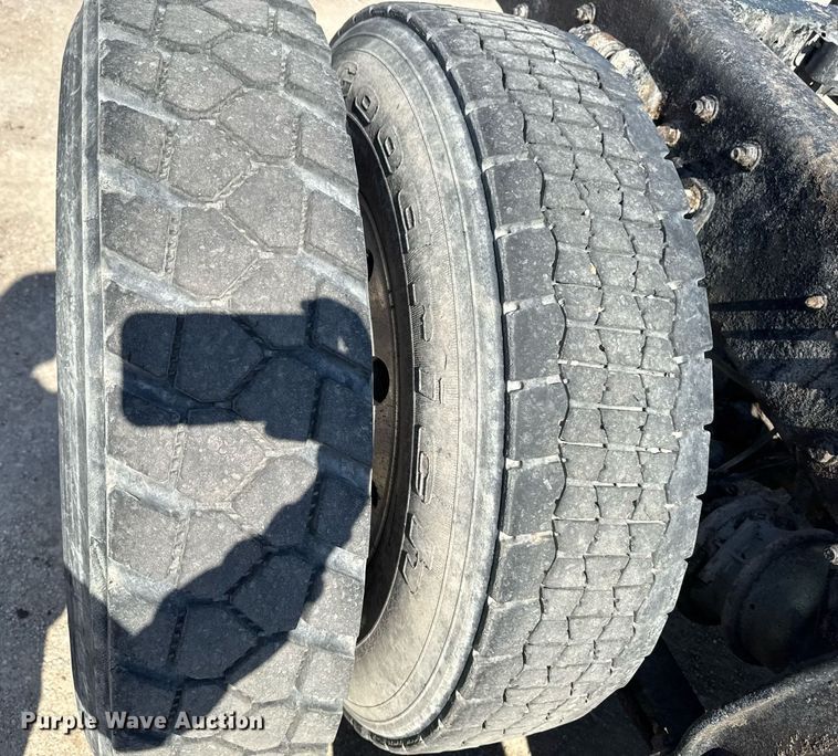 image for item EM3748 2002 Freightliner FLD112SD semi truck