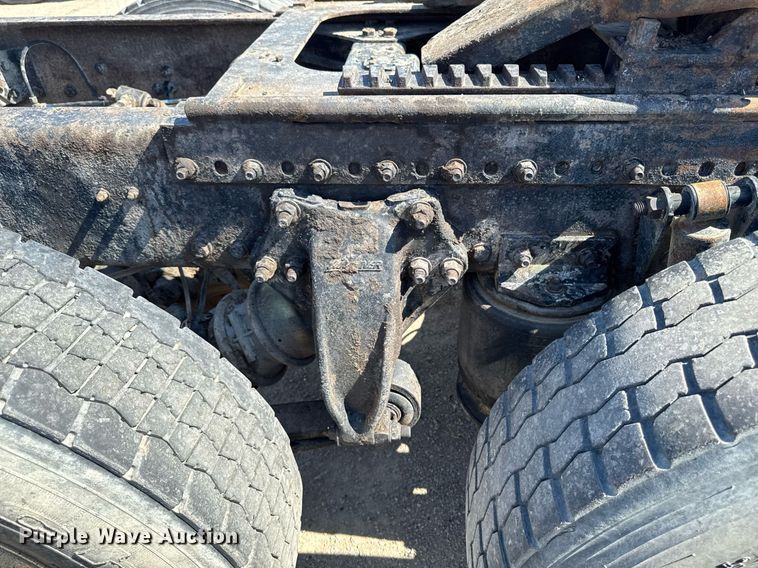 image for item EM3748 2002 Freightliner FLD112SD semi truck