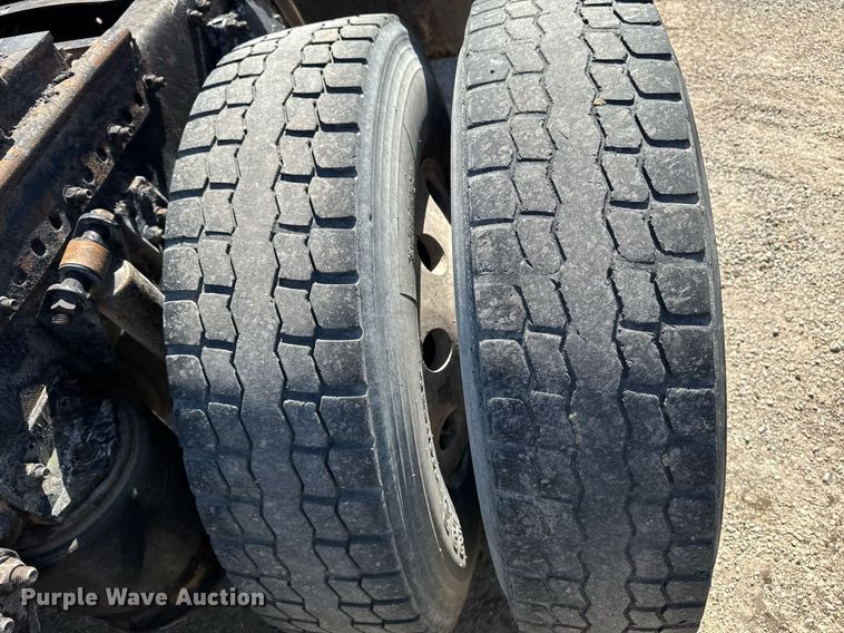 image for item EM3748 2002 Freightliner FLD112SD semi truck