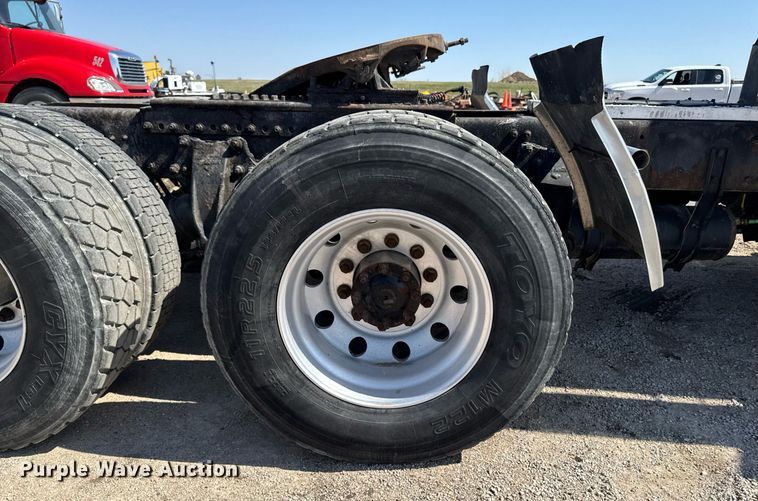 image for item EM3748 2002 Freightliner FLD112SD semi truck