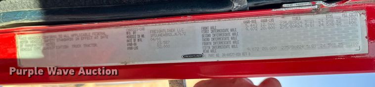 image for item EM3748 2002 Freightliner FLD112SD semi truck