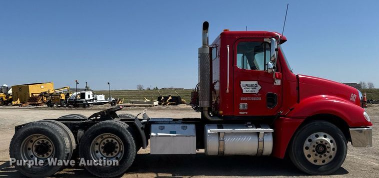 image for item EM3749 2003 Freightliner Columbia semi truck