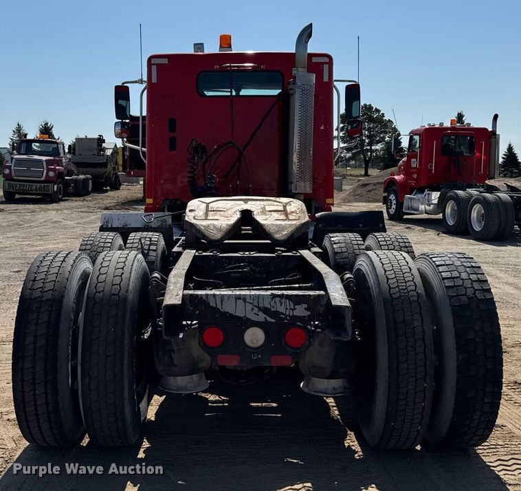image for item EM3749 2003 Freightliner Columbia semi truck
