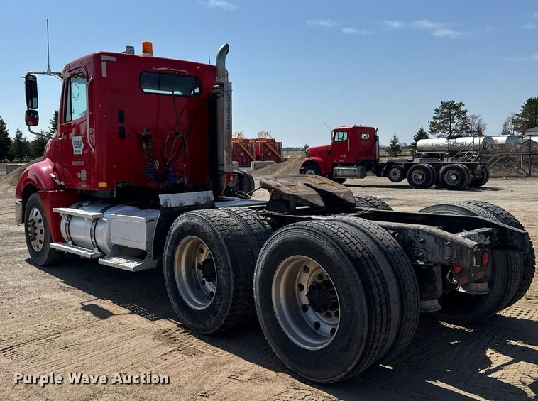 image for item EM3749 2003 Freightliner Columbia semi truck