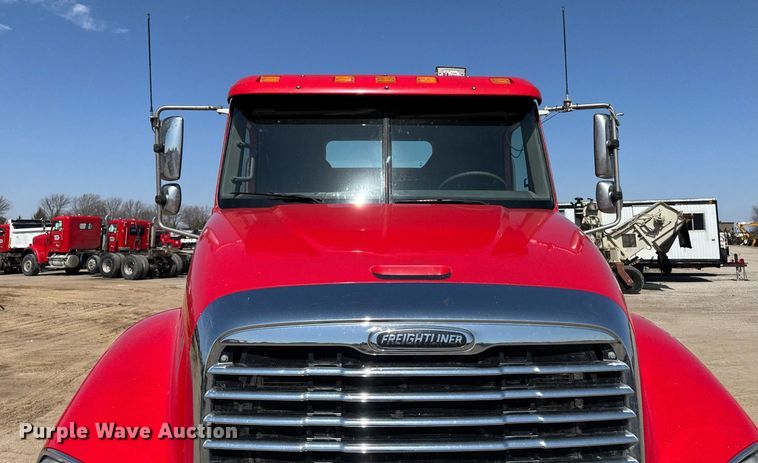 image for item EM3749 2003 Freightliner Columbia semi truck