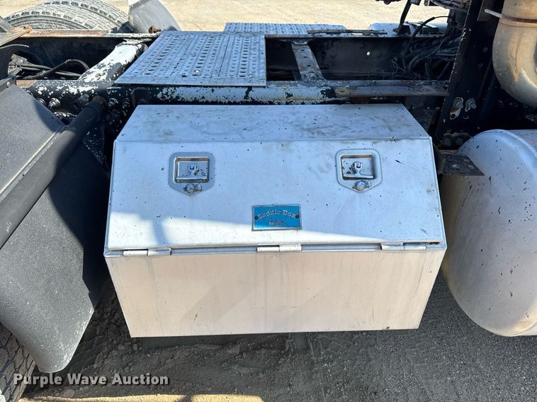 image for item EM3749 2003 Freightliner Columbia semi truck