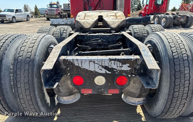 image for item EM3749 2003 Freightliner Columbia semi truck