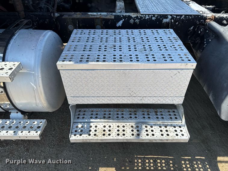 image for item EM3749 2003 Freightliner Columbia semi truck