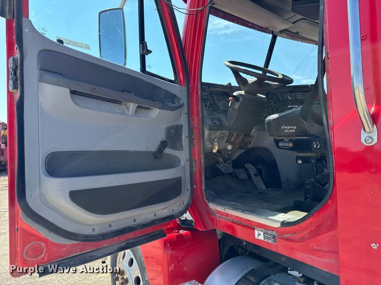 image for item EM3749 2003 Freightliner Columbia semi truck