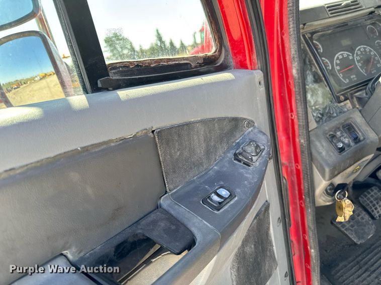 image for item EM3749 2003 Freightliner Columbia semi truck