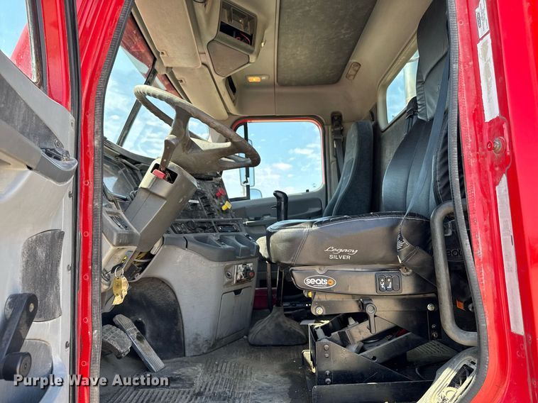 image for item EM3749 2003 Freightliner Columbia semi truck