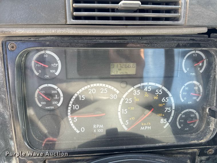 image for item EM3749 2003 Freightliner Columbia semi truck