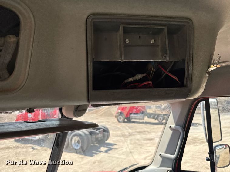 image for item EM3749 2003 Freightliner Columbia semi truck