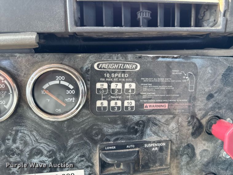 image for item EM3749 2003 Freightliner Columbia semi truck