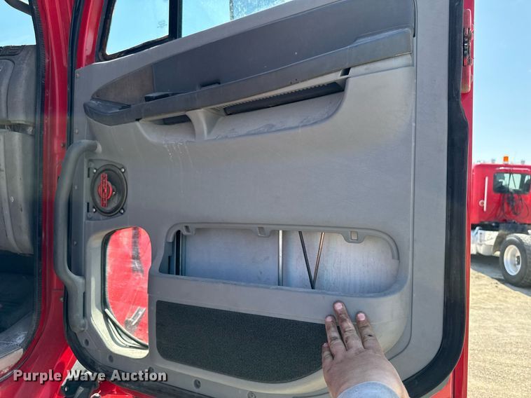 image for item EM3749 2003 Freightliner Columbia semi truck