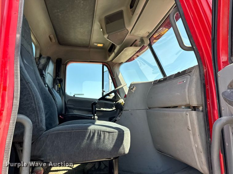 image for item EM3749 2003 Freightliner Columbia semi truck