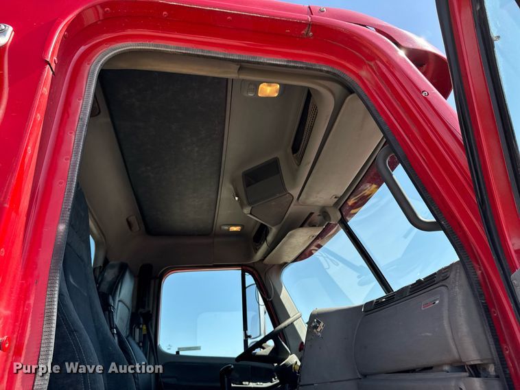 image for item EM3749 2003 Freightliner Columbia semi truck