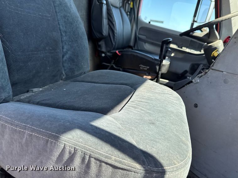 image for item EM3749 2003 Freightliner Columbia semi truck