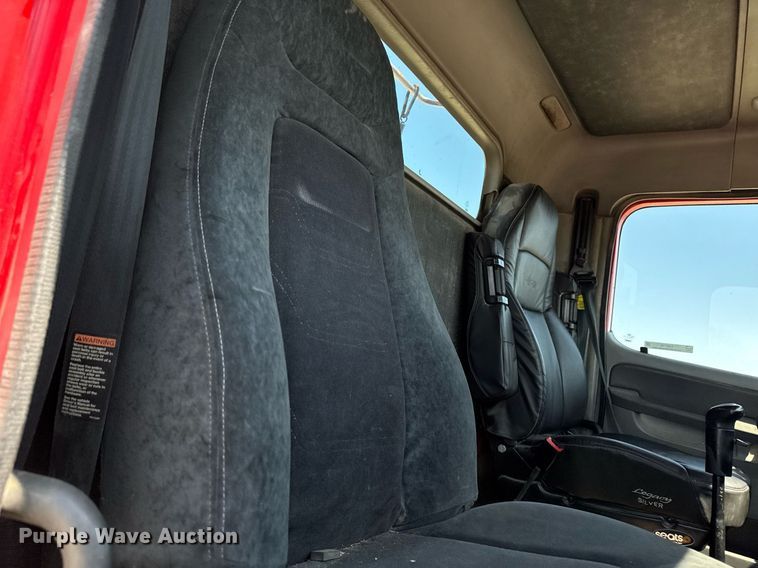 image for item EM3749 2003 Freightliner Columbia semi truck