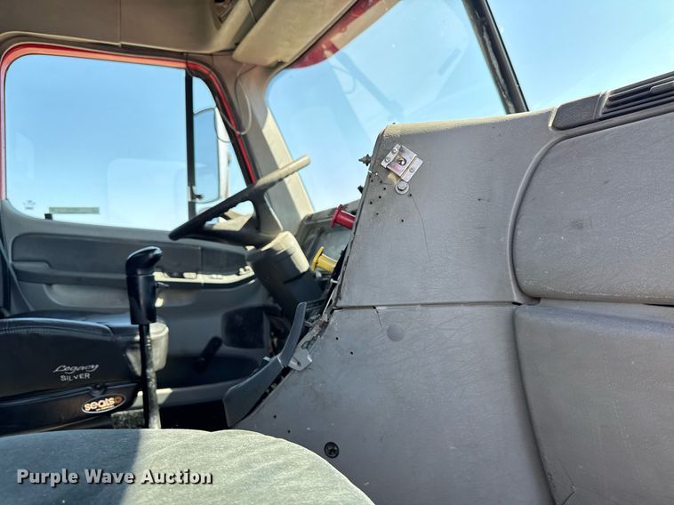 image for item EM3749 2003 Freightliner Columbia semi truck