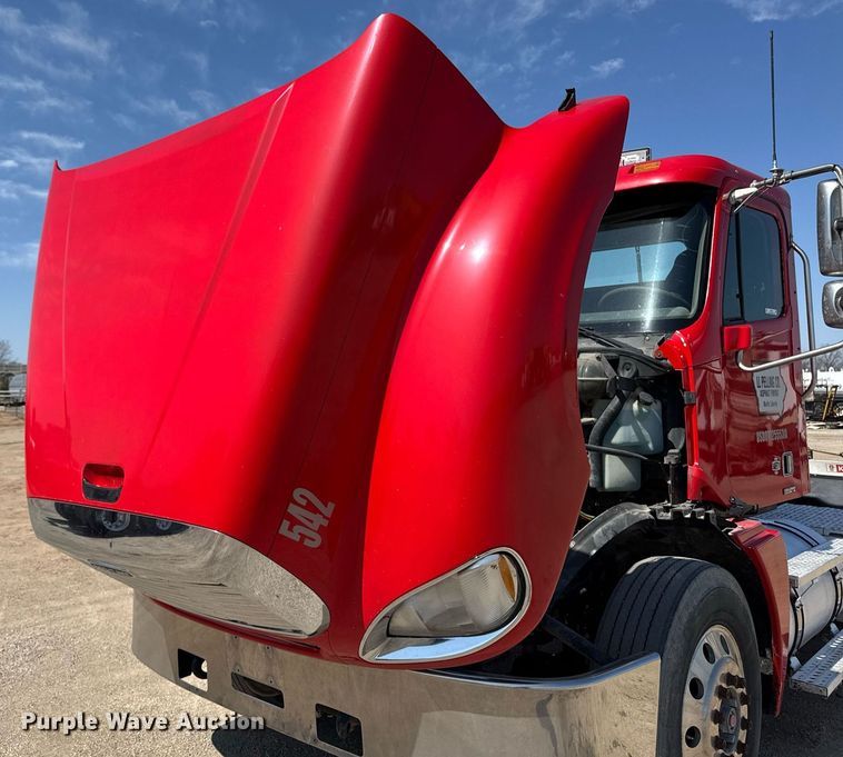 image for item EM3749 2003 Freightliner Columbia semi truck