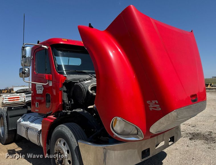 image for item EM3749 2003 Freightliner Columbia semi truck