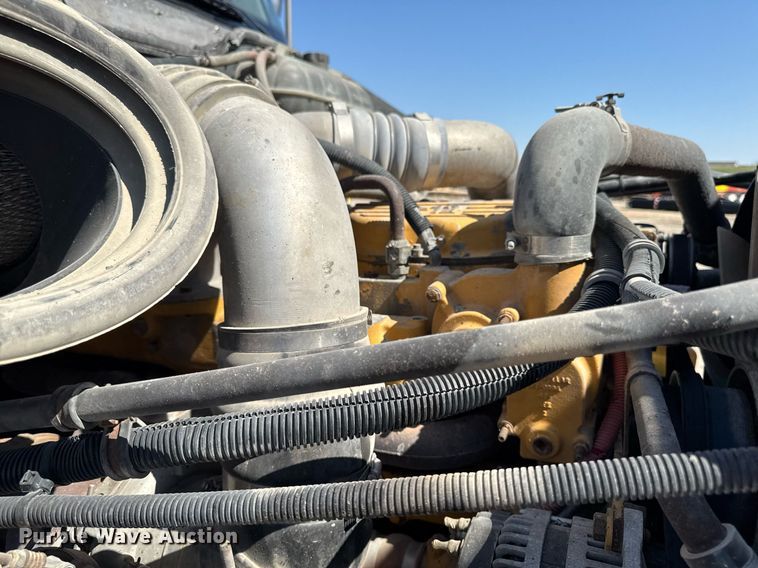 image for item EM3749 2003 Freightliner Columbia semi truck