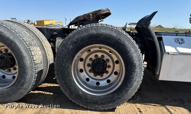 image for item EM3749 2003 Freightliner Columbia semi truck