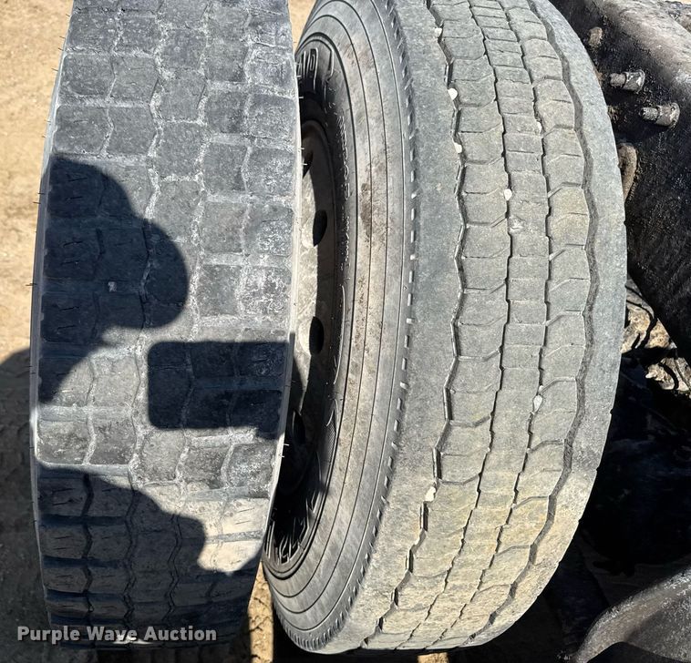 image for item EM3749 2003 Freightliner Columbia semi truck