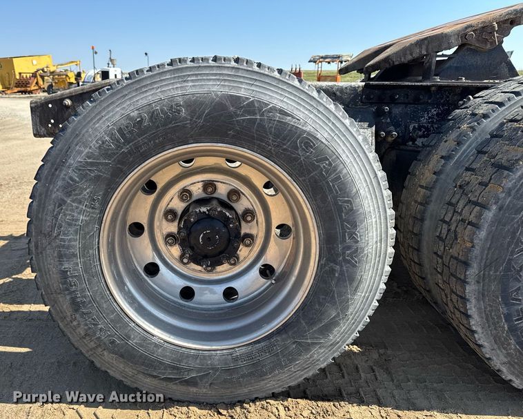 image for item EM3749 2003 Freightliner Columbia semi truck