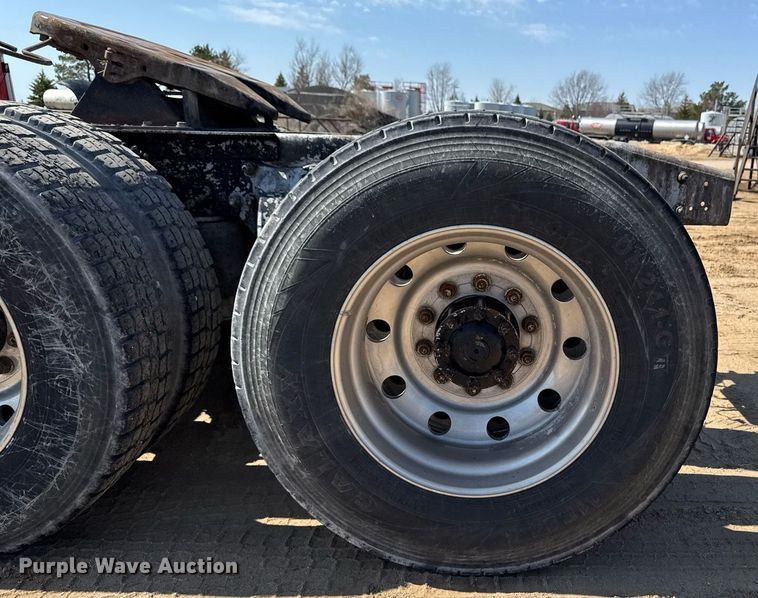 image for item EM3749 2003 Freightliner Columbia semi truck