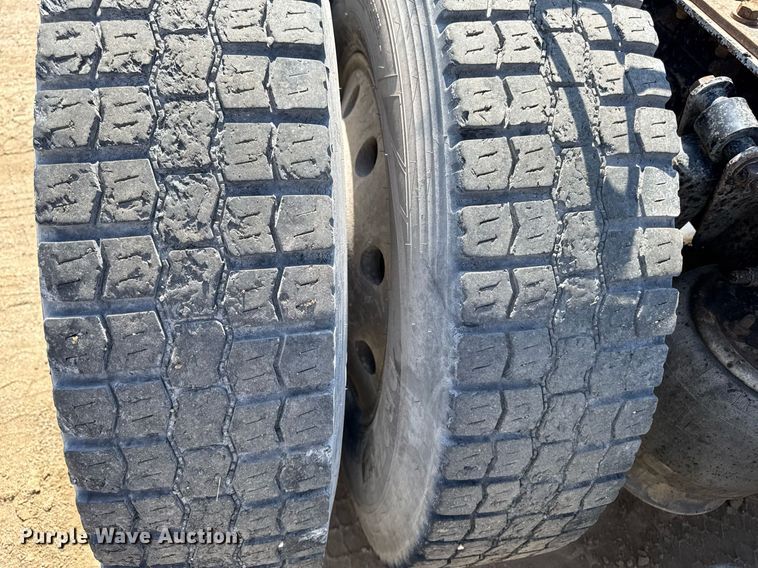 image for item EM3749 2003 Freightliner Columbia semi truck