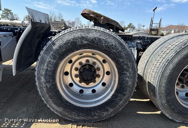 image for item EM3749 2003 Freightliner Columbia semi truck